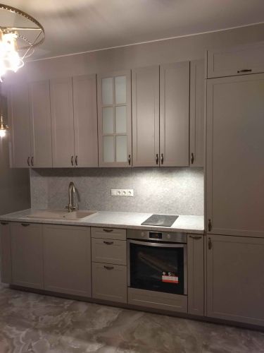 Установлены шкафы, закреплены фасады, смонтирована столешница, врезана мойка, подключена варочная панель, выполнена сборка и установка фурнитуры. Завершена установка освещения.