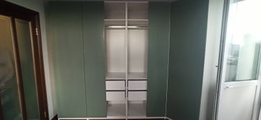 Установлена полка в шкафу: выполнены замеры, закреплены крепления, проверена устойчивость конструкции. Работа завершена аккуратно и надежно.