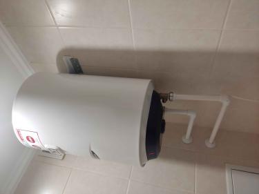 Установлен водонагреватель на стене, подключены трубы для подачи и отвода воды, обеспечена герметичность соединений. Завершена проверка работы системы и отсутствия протечек.