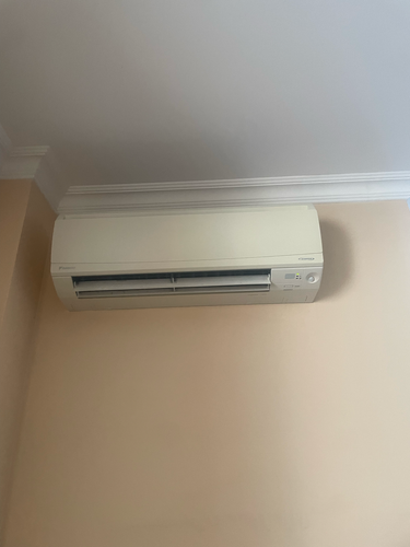 Выполнена очистка фильтров, удаление пыли с внутренних элементов, дезинфекция системы, проверка дренажа, восстановление работы устройства, улучшение циркуляции воздуха.