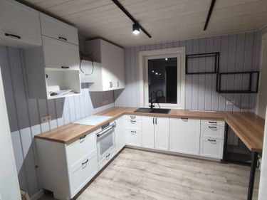 Установлены шкафы, закреплены фасады, смонтирована столешница, подключена мойка, встроена техника, проведены коммуникации, установлены ручки, завершена отделка стен и пола.