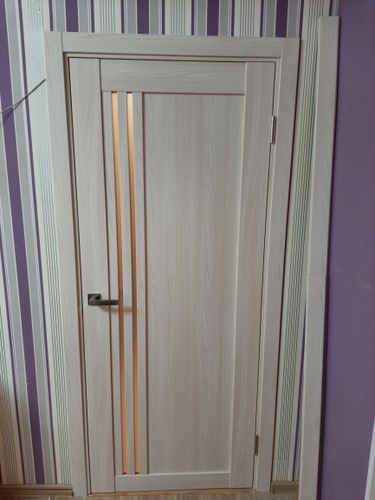 Установлена новая деревянная конструкция с петлями и ручкой, выполнена подгонка по размеру проема, закреплены наличники, обеспечена плавная работа, завершена отделка.