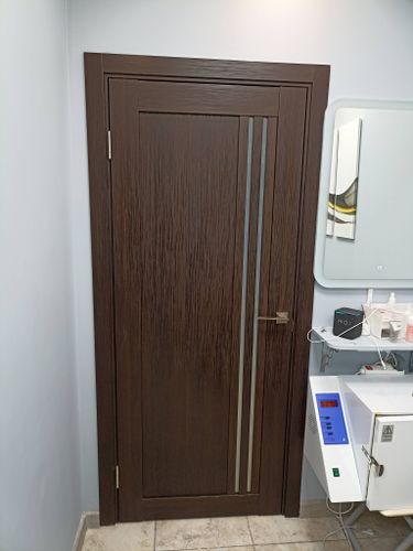 Установлена новая деревянная створка, закреплены петли, врезан замок, отрегулирована фурнитура, проверена плавность открывания, выполнена отделка наличниками, обеспечена герметичность.