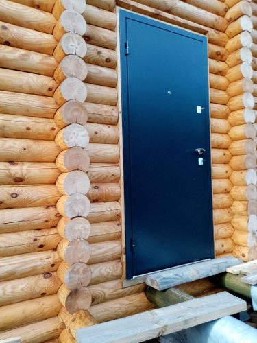 Установлена новая металлическая дверь в деревянный дом. Проведены работы по демонтажу старой конструкции, монтажу новой коробки, регулировке петель, проверке замков и герметизации стыков.