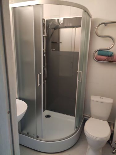 Установлена новая душевая кабина с прозрачными стенками и дверями. Подключены водопровод и слив. Обновлены плитка и сантехника, добавлены аксессуары для удобства.