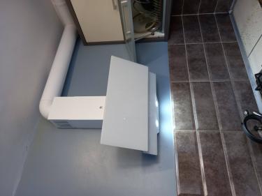 Установлена кухонная вытяжка с подключением воздуховода к вентиляционной системе. Проведены работы по герметизации соединений и проверке функционирования системы.