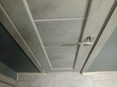 Установлен замок в деревянное полотно, выполнено аккуратное сверление, произведена точная подгонка, закреплены ручки, обеспечена плавная работа механизма, проверена надежность фиксации.