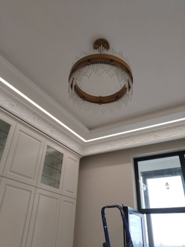 Установлено осветительное устройство на потолке, подключены провода, проверена работоспособность, обеспечена надежная фиксация, соблюдены меры безопасности, завершен монтаж.