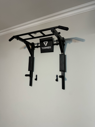 Закреплен спортивный снаряд на стене, обеспечена надежная фиксация, проверена устойчивость конструкции, выполнено выравнивание, использованы крепежные элементы для безопасности.