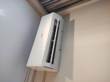 Выполнена очистка фильтров, удаление пыли с внутренних элементов, дезинфекция системы, проверка дренажа, восстановление работоспособности устройства.