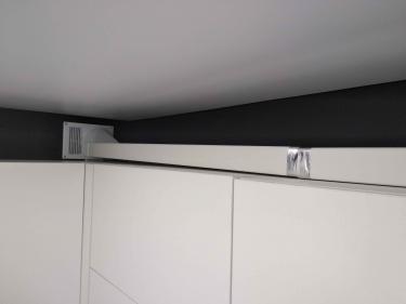 Установлена система воздуховодов: закреплены трубы, соединения герметично зафиксированы, вентиляционная решетка монтирована, обеспечена надежная циркуляция воздуха.