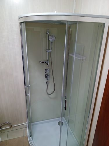 Установка душевой кабины шириной до 100 см