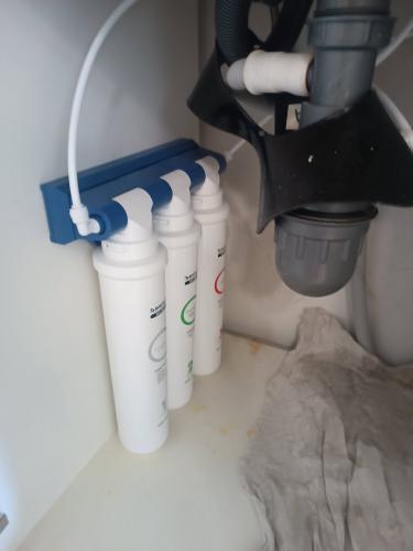 Установка проточного фильтра под мойку