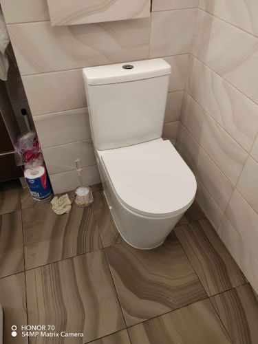 Установлено новое сантехническое оборудование, подключены коммуникации, закреплено на полу, проверена герметичность соединений, обеспечена функциональность и надежность.