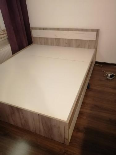 Собрана кровать: установлены боковые панели, закреплено изголовье, уложено основание, проверена устойчивость. Все элементы соединены, конструкция завершена, готова к использованию.