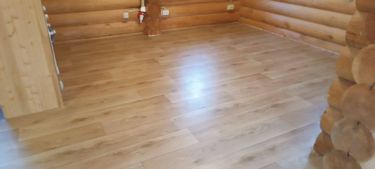 На ровное основание уложено покрытие, тщательно подогнаны стыки, обеспечена ровная поверхность, без дефектов и зазоров, создавая уютную атмосферу в помещении.