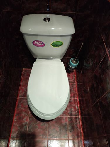 Заменены прокладки, устранены протечки, отрегулирован сливной механизм, обновлено крепление, проверена герметичность соединений, очищены поверхности, восстановлена функциональность.