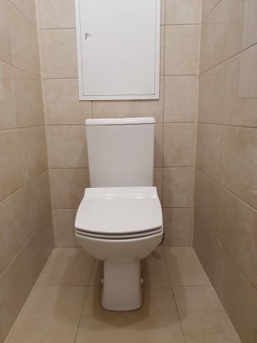 Завершена установка нового бачка, произведено подключение к водопроводу, проверена герметичность соединений, выполнена регулировка механизма слива, обеспечена стабильная работа системы.