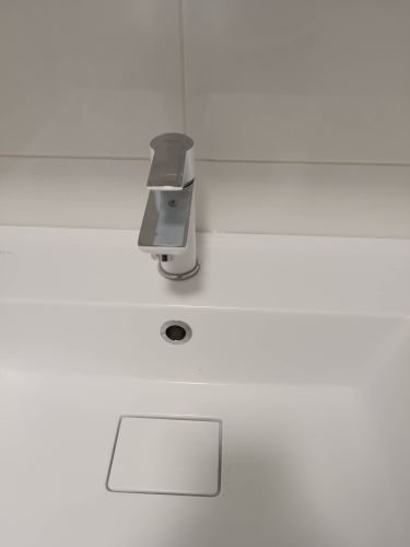 Установлен новый кран на кухне, заменены соединения, проверена герметичность, обеспечен надежный поток воды, выполнена проверка на утечки, завершены все монтажные работы.