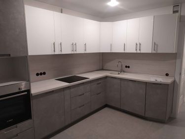 Установлены шкафы, закреплены фасады, смонтирована столешница, подключена раковина, встроена варочная панель и духовой шкаф, установлены розетки, завершена отделка стен.