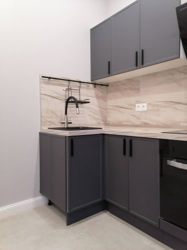 Под раковиной закреплено устройство для измельчения отходов, подключено к водопроводу и электросети, проверена работоспособность, обеспечена герметичность соединений, выполнена настройка.