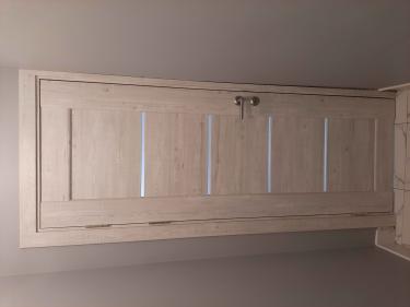 Изделие установлено, закреплено в проеме, отрегулировано. Петли и ручка надежно прикреплены, створка плавно открывается и закрывается. Уплотнители обеспечивают плотное прилегание.