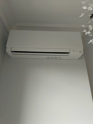 Проведена очистка фильтров, устранение пыли внутри устройства, дезинфекция элементов, проверка дренажной системы, восстановление оптимальной работы, улучшение циркуляции воздуха.