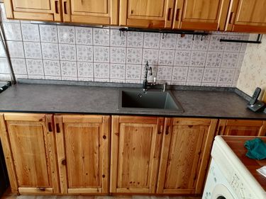 Установлена новая столешница из ДСП, выполнен монтаж мойки и смесителя, все элементы тщательно подогнаны, обеспечена герметичность соединений, поверхность ровная и устойчивая.