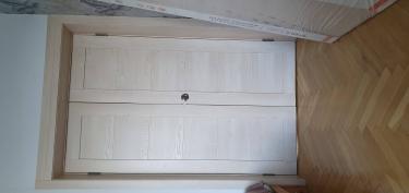 Проведена замена поврежденных элементов, укрепление конструкции, устранение перекосов, восстановление целостности, регулировка петель, обновление покрытия, улучшение внешнего вида.