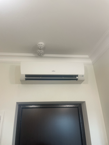 Проведена очистка фильтров, удаление пыли с внутренних частей, дезинфекция системы, проверка дренажа, восстановление работоспособности устройства.