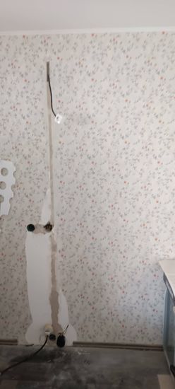 Проведена работа по переносу электрической точки. Проложены новые провода, выполнено штробление стены, установлено новое место для подключения. Обеспечена безопасность и функциональность.