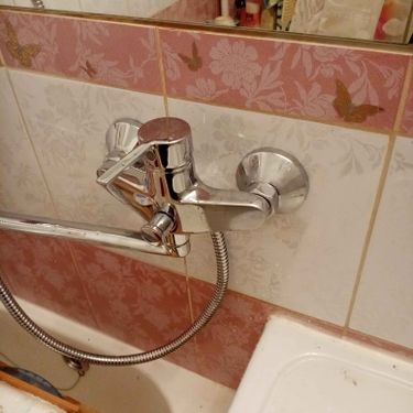 Изображение демонстрирует завершённый демонтаж смесителя на раковине. Все элементы аккуратно удалены, оставив чистую поверхность для дальнейших работ или установки нового оборудования.