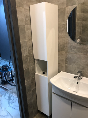 Зеркало аккуратно закреплено на стене ванной комнаты, обеспечивая надежность и эстетичный вид. Уровень выдержан, крепления скрыты, поверхность чистая, без повреждений.