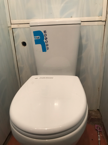 Установлено новое сантехническое оборудование. Подключены все коммуникации, обеспечена герметичность соединений. Проверена работоспособность системы слива и наполнения.