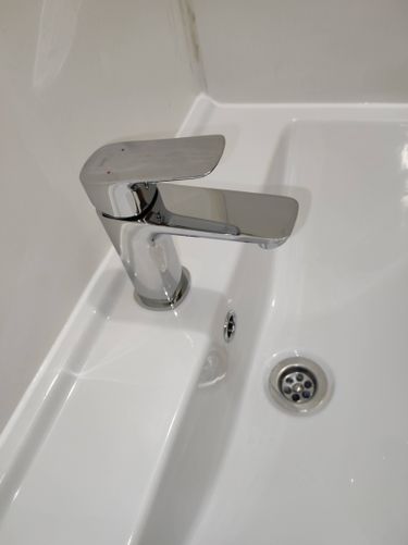 Установлен новый кран на кухонной раковине, подключены водопроводные шланги, проверена герметичность соединений, выполнена регулировка напора, очищено рабочее место.