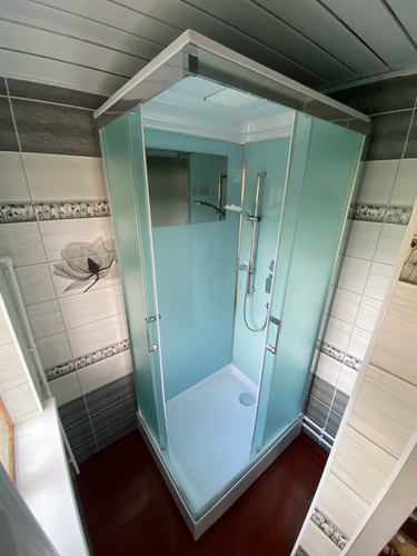 Установлена современная кабина с гидромассажем: подключены коммуникации, закреплены стенки, смонтированы двери, проверена герметичность, настроены форсунки, протестирована работа системы.