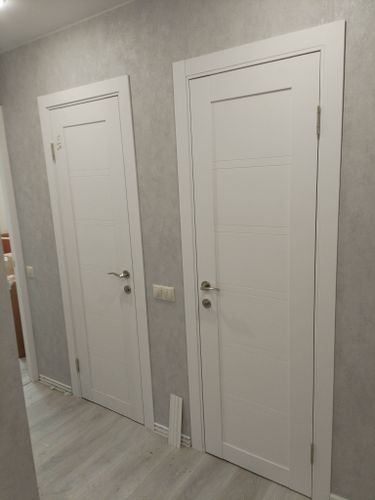 Установлена новая створка, закреплены петли, врезаны замки, ручки. Проведена регулировка, обеспечено плавное открытие. Завершена отделка наличниками, обеспечена герметичность и эстетичность.