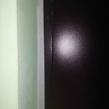 Установлена новая дверь, произведено выравнивание проема, закреплены петли, проверена плотность прилегания, выполнена герметизация стыков, обеспечена надежная фиксация конструкции.