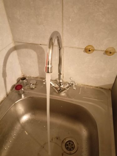 Установлен новый кран, подключены трубы, проверена герметичность соединений, устранены протечки, обеспечена подача воды, проведена очистка рабочей зоны, завершены все монтажные работы.