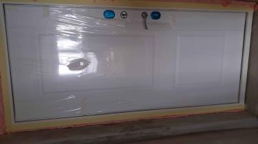 Установлена новая металлическая дверь, закреплена в проеме, отрегулированы петли, врезаны замки, проведена герметизация швов, проверена функциональность конструкции.