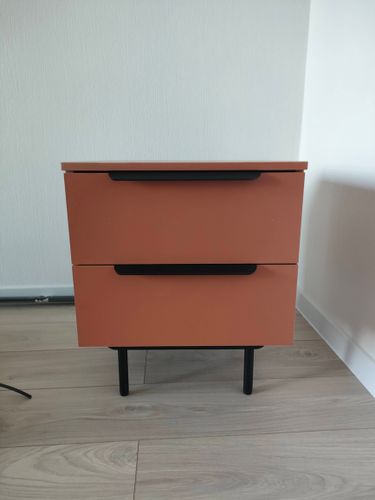 Собрано изделие: установлены ящики, закреплены ручки, прикручены ножки, выровнена конструкция, проверена устойчивость, обеспечена функциональность, завершена сборка, проверено качество.