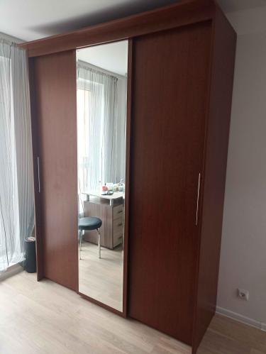 Отремонтированы направляющие, заменены ролики, отрегулированы двери, закреплено зеркало, устранены скрипы, обновлены ручки, проверена устойчивость конструкции, улучшено скольжение.