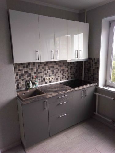 Установлены шкафы, закреплена столешница, вмонтирована мойка, подключена варочная панель. Смонтирован фартук, установлены ручки, отрегулированы дверцы. Подключены коммуникации.