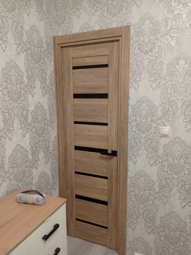 Установлен замок в дверное полотно, выполнена аккуратная врезка, ручка закреплена, механизм функционирует исправно, внешний вид сохранен, работа завершена без повреждений.