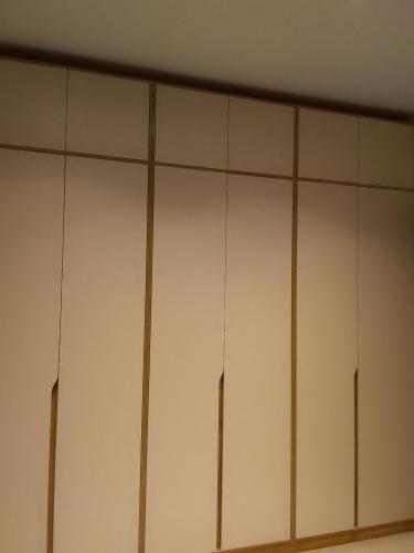 Установлена полка: закреплена на стене, выровнена по уровню, надежно зафиксирована, проверена на устойчивость, обеспечена безопасность креплений, завершена установка.