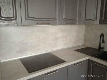 Установлены шкафы, закреплены фасады, смонтирована столешница, подключена мойка, установлена варочная панель, выполнена отделка фартука, установлены ручки и фурнитура.