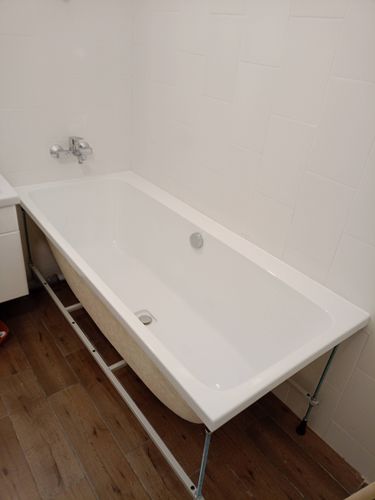 Установлена новая акриловая ванна, подключены слив и водопровод, закреплены ножки, проверена герметичность соединений, выровнена по уровню, проведена отделка стыков с плиткой.