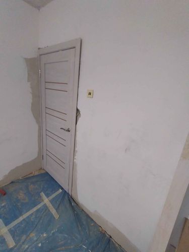 Выполнена установка доборов на входную дверь, обеспечивающая аккуратное примыкание к стене. Завершены отделочные работы, включая выравнивание и герметизацию стыков.