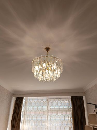 Установлен новый светильник, подключены провода, проверена работоспособность, закреплена конструкция на потолке, обеспечена безопасная эксплуатация, улучшено освещение в комнате.