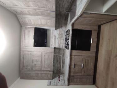 Изготовлены и установлены новые дверцы для кухонных шкафов, выполненные из светлого дерева. Все элементы аккуратно подогнаны, обеспечивая гармоничный и современный вид интерьера.